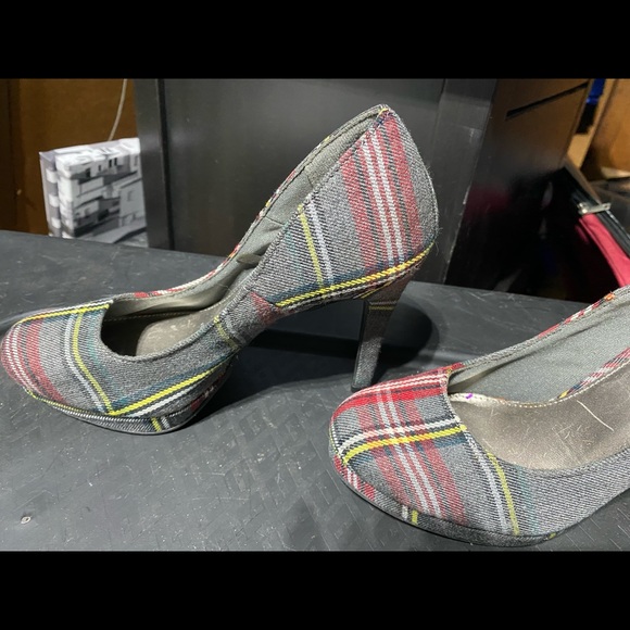 pumps - Picture 2 of 3